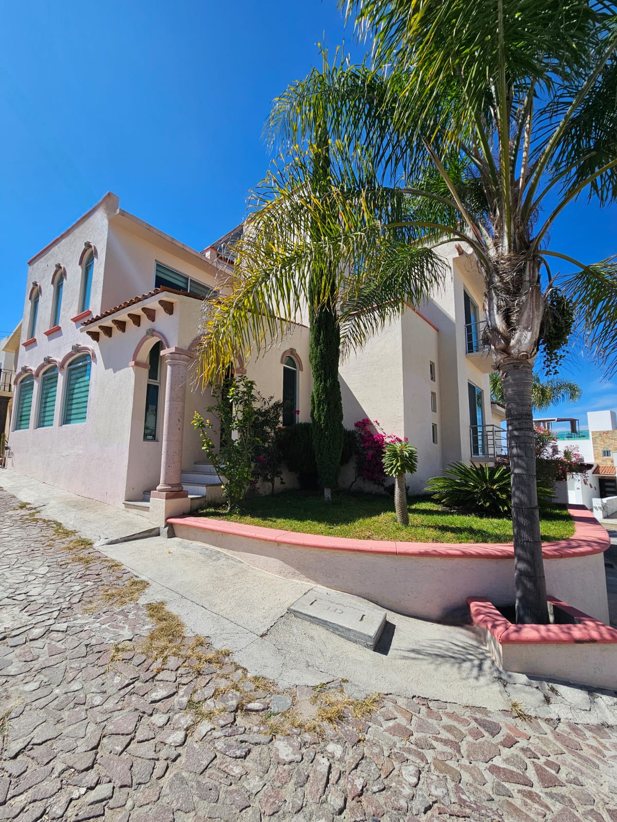 CASA AMUEBLADA!! EN VENTA EN TEQUISQUIAPAN EN FRACCIONAMIENTO